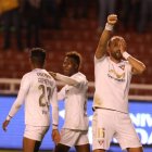  Aunque Barcelona se había adueñado momentáneamente del liderato el fin de semana, los albos cumplieron el último partido de la décimo tercera fecha, sumando tres puntos para llegar a los 31.  