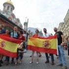  Los aficionados españoles alentando a su equipo.  