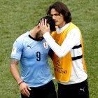 En trincheras charrúas, Luis Suárez deambuló sin ideas, quizás extrañando los pases de Edinson Cavani, que con su lesión en el gemelo izquierdo quedó fuera del partido. 