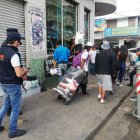  Los puestos ambulantes complican la movilidad en las aceras. 