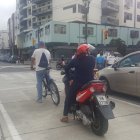  Vehículos circulan en la calle García Moreno. 