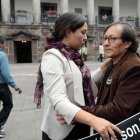  Yadira Aguagallo consuela al padre de Javier durante uno de los pedidos de justicia frente al Palacio de Gobierno. 