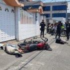  Dos supuestos ladrones se impactaron contra un vehículo tras asaltar a una menor. 