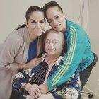  María Fernanda y Gabriela Pazmiño con su mamá Gladys.  