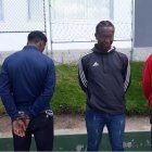  Los implicados fueron vinculados a robos a personas y domicilios. Entre las evidencias había cuchillos. 