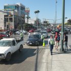  Las autoridades realizan labores de desmontaje y la recogida de escombros. 