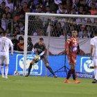  El golero tiene una estrategia bien marcada en el campo de  juego: direcciona a sus compañeros de la zaga. 