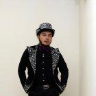  El animador de eventos siempre utiliza un sombrero que llama la atención en su vestuario.  