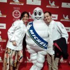  Los premiados en la noche de gala recibiendo su estrella Michelin. 