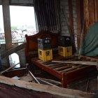  Felipe Sánchez se quedó en su casa para cuidar sus cosas. Temen que les roben lo  poco que les queda después del ataque. 