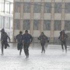  La capital amaneció con una lluvia persistente que ocasionó un terrible tráfico en distintas zonas. Quito está a 9 o 10 grados de temperatura.  