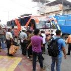  Desde las cinco de la mañana varias personas hacen fila para subirse a las líneas de otras cooperativas.   
