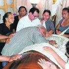  Momento en que Gustavo Salas llora junto al féretro de su nuera Vanessa, quien fue baleada la noche del sábado presuntamente por su esposo. 