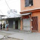  Los vecinos de la víctima estaban consternados. Su tienda permanecía cerrada. 