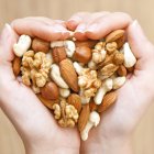  Una buena alimentación es la aliada perfecta para tener una piel sana e hidratada. Conoce los productos que te serán de gran ayuda. 