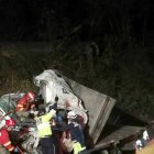  Dos hombres resultaron heridos tras el accidente, registrado en la madrugada del miércoles. 