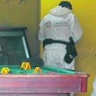  Los trabajos policiales se hicieron dentro del billar, donde se cometió el crimen. Parientes de la mujer llegaron al lugar. 