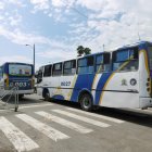  Hubo protesta de los pasajeros por la limitada opción de transporte con que se quedaron.  