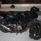  Los delincuentes dejaron abandonada moto y armas.  