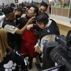   Jhonny Toala forcejeó con los policías. Se resistía al arresto. 