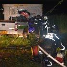  Bomberos y personal de rescate trabajan para sacar los cuerpos.  