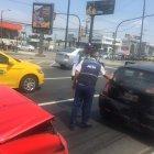  Los agentes de la ATM controlan estas colisiones para que el tráfico no se vuelva más intenso.  