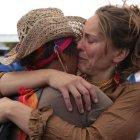  Manuela Picq se despide con una compañera luego de anunciar la salida del país en agosto de 2015 