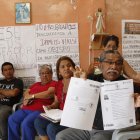  El  párroco Víctor Mendoza , acompañado de feligreses mostró los documentos donde consta que fue separado de la Iglesia. 