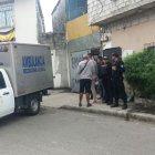  Agentes de medicina legal transportan el cadáver. 