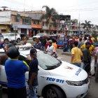  En La Concordia, decenas de personas se congregaron en los exteriores del destacamento policial. 