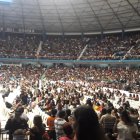  La gente acudió desde horas de la mañana para separar los asientos mas cercanos a los artistas, quienes se presentaron en el coliseo Voltaire Paladines Polo. 