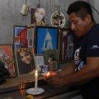  Medardo Lino enciende una vela todos los días en recuerdo a su única hija y, además, orando para que su sobrino no quede ciego.  