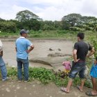  El fuerte afluente además de socavar la tierra, se llevó de poco a poco las bases del puente y arrastró a una camioneta que terminó en las aguas del río. 