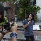  Felipe Crespo, durante la grabación de uno de sus vídeos en  la calle para sus redes sociales. 