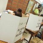  Los ecuatorianos depositan su papeleta en cada proceso electoral en urnas colocadas en mesas de composición exclusivamente femenina o masculina y filas separadas para hombres y mujeres.  