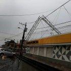  Postes eléctricos también se desprendieron por la fuerza.  