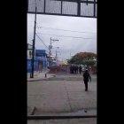  Los agentes policiales trataron de controlar los desmanes.  