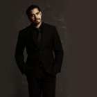  Israel Maldonado es cantante y actor, graduado en cine. 