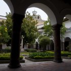  Ubicado en pleno centro histórico de la capital ecuatoriana, a unos 200 metros de la Plaza Grande, sus imponentes muros de piedra son el hogar de doce monjas. 