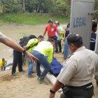  Autoridades realizaron el levantamiento del cadáver.  