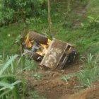  El vehículo terminó al fondo de la hondonada. 