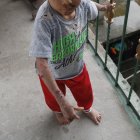  El niño no puede salir a la calle sin la supervisión de su madre. 