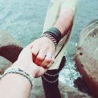  Hay cuatro señales específicas que diferencian el amor de la lujuria, según la terapeuta Terri Orbuch, experta en relaciones de pareja. 