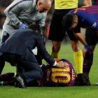  El delantero argentino Leo Messi tras fracturarse en el encuentro correspondiente a la novena jornada de primera división que disputaron frente al Sevilla, en el estadio del Camp Nou, en Barcelona.  