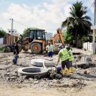  Trabajadores realizan los arreglos de las tuberías.  