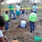  Estos fueron encontrados en la tarde de ayer por una familia que estaba haciendo una excavación a pocos metros de su vivienda de caña y madera, informó la fiscal Carolina Ruiz Briones. 