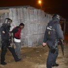  Los retenidos en la redada policial de la zona de La Sapera y Barraca, estarían acusados piratería, porte de armas de fuego, delitos contra la vida, entre otros delitos. 