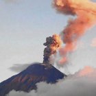  En las últimas horas, se ha identificado en esa elevación emisiones de gases menores a 200 metros de altura.  