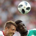  Thiago Cionek de Polonia y Alfred N’Diaye  de Senegal en acción durante el cotejo del martes 19 de junio.    