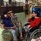  Zaida Peña (i) y Zady Tigrero, hermana y madre de María Victoria, en la sala de la vivienda que alquilan en Sauces 9 desde hace dos décadas.   